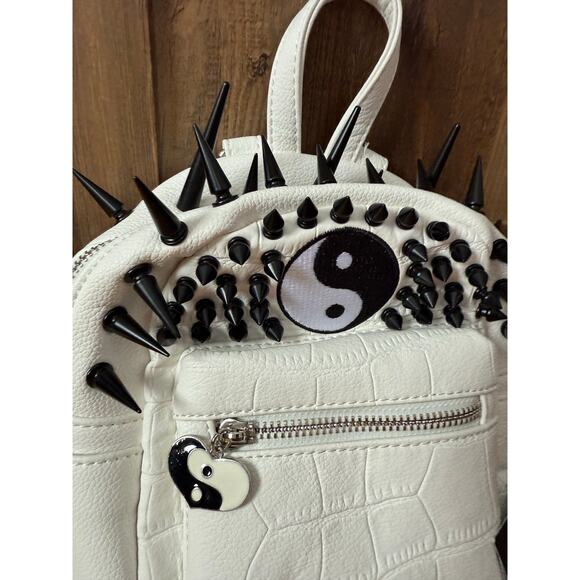 Ying and yang goth grunge spiked white faux leather mini backpack - Picture 4 of 6